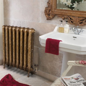 Radiateur rétro dans une salle de bain de style provençal