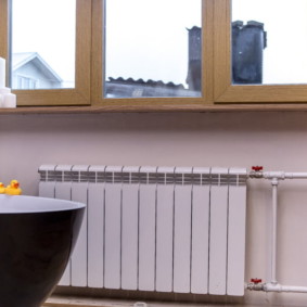 Interno del bagno con batteria di riscaldamento