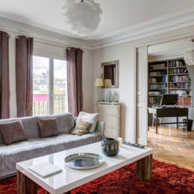 Salon avec rideaux sur les œillets de l'appartement