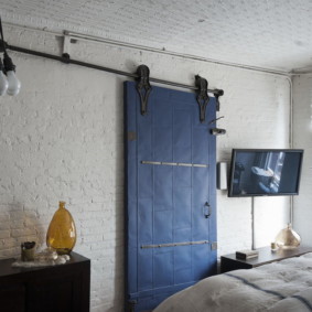 Petite chambre avec porte coulissante