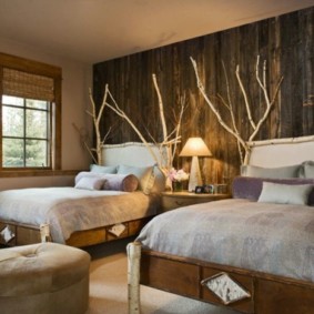 Décor avec des branches de chambre pour les frères