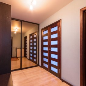 Mirror cabinet in the entrance hall of the apartment