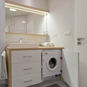 Armoire pour une machine à laver dans la salle de bain