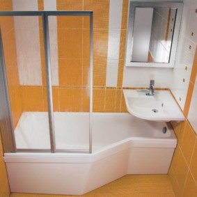 Baignoire blanche et carrelage orange