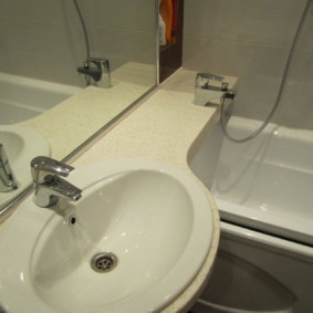 Modello di lavabo compatto per una piccola vasca da bagno