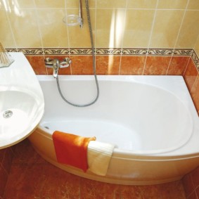 L'intérieur d'une petite salle de bain avec des appareils compacts