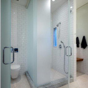 Intérieur blanc de la salle de bain combinée