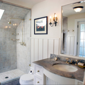 Salle de bain privée mansardée avec douche