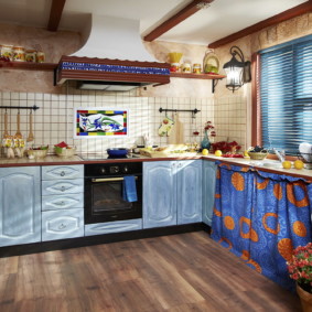 Tende luminose nella cucina in stile country