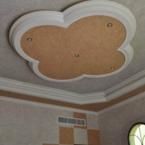 Plafond en placoplâtre à l'intérieur de la cuisine