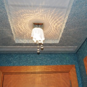 Lampada nella nicchia del soffitto della cucina