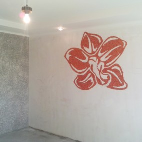 Fleur rouge sur un mur blanc