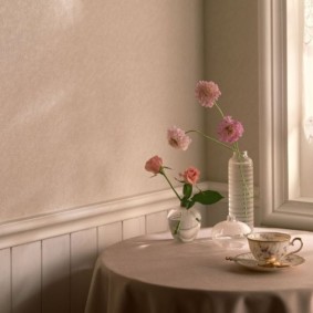 Fleurs fraîches sur la table de la cuisine