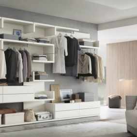 dressing ouvert dans la chambre