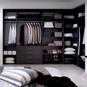 dressing dans une chambre noire