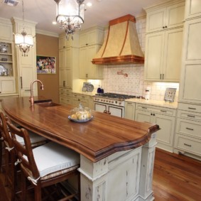 Îlot de cuisine dans un appartement de style champêtre