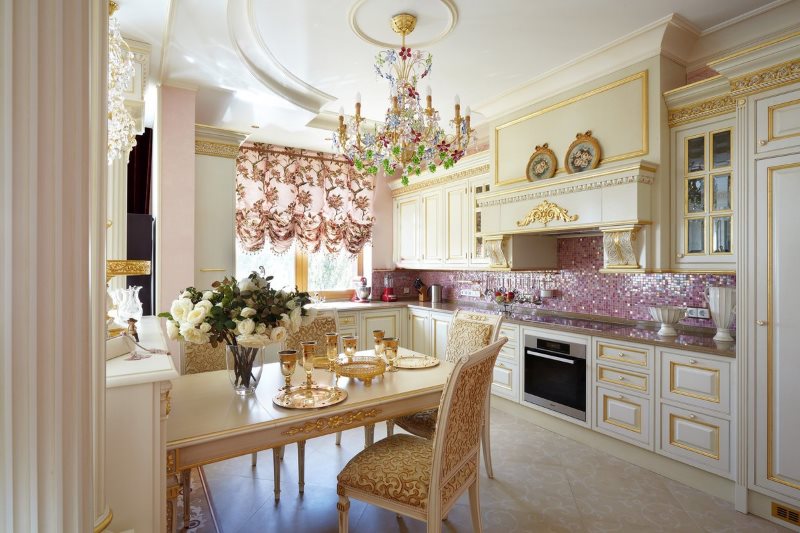 Intérieur d'une cuisine spacieuse de style classique