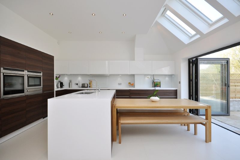 Intérieur cuisine-salle à manger aux couleurs contrastées.