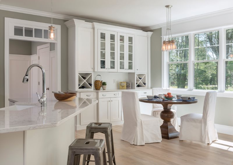 Table en bois brun foncé dans la cuisine d'une maison privée