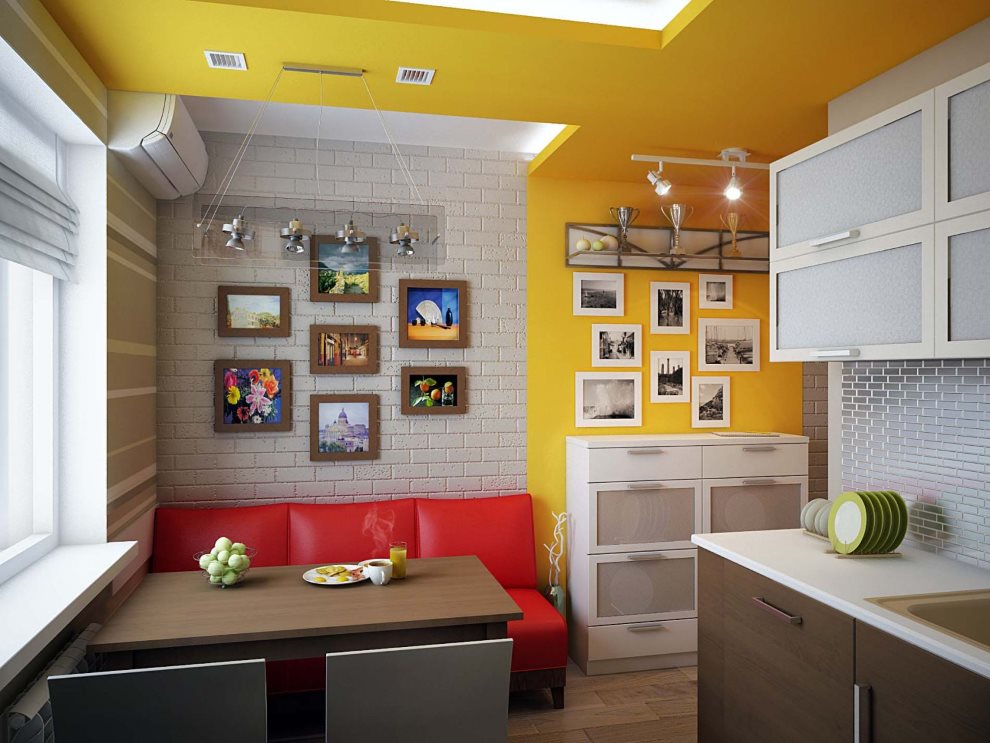 Divano rosso in cucina con un soffitto giallo