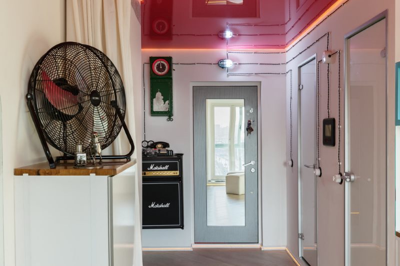 Plafond tendu rouge dans le couloir de l'appartement