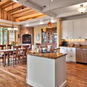 Plancher en bois de la cuisine-salon dans une maison privée