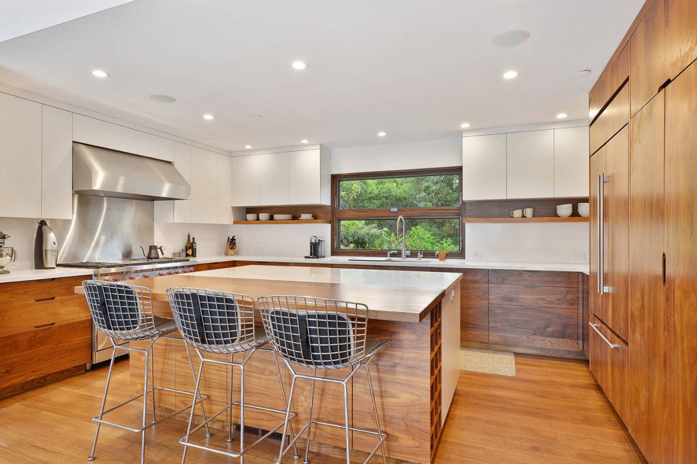 cucina in un'illuminazione di casa in legno