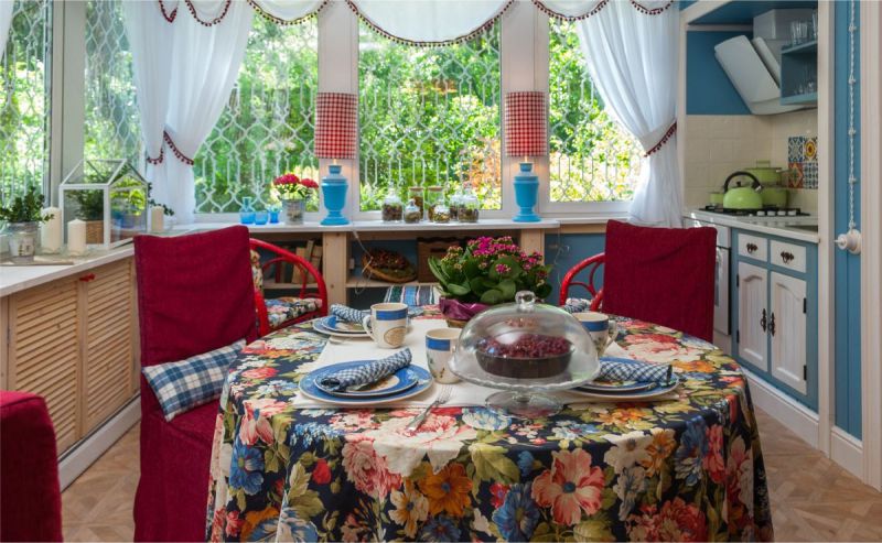 Nappe lumineuse sur la table de la cuisine dans une maison rurale