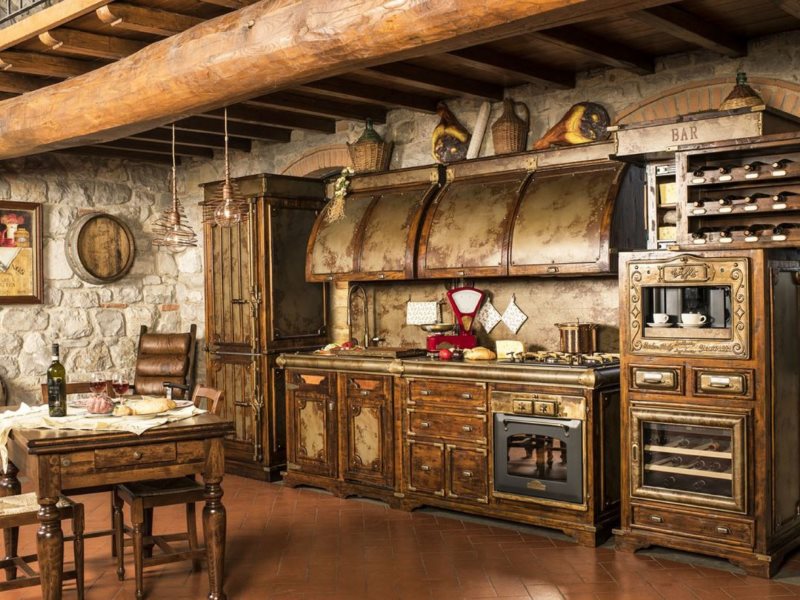 Ensemble linéaire avec des éléments de forgeage antiques pour la cuisine