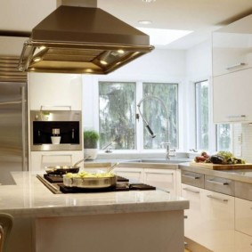 cucina con design a due finestre