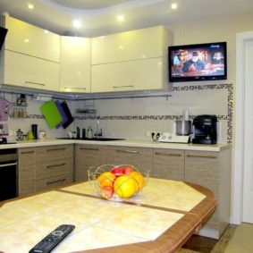 Cucina design con tv a parete