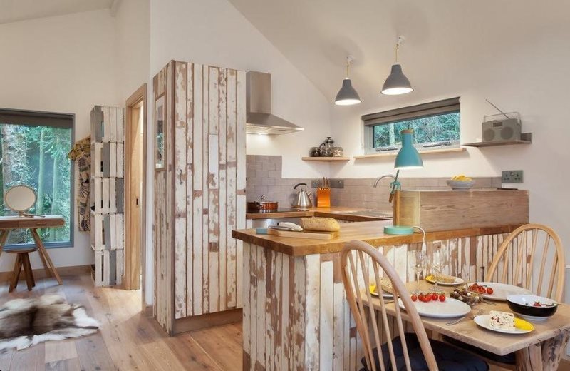 Péninsule de cuisine avec une façade de vieilles planches