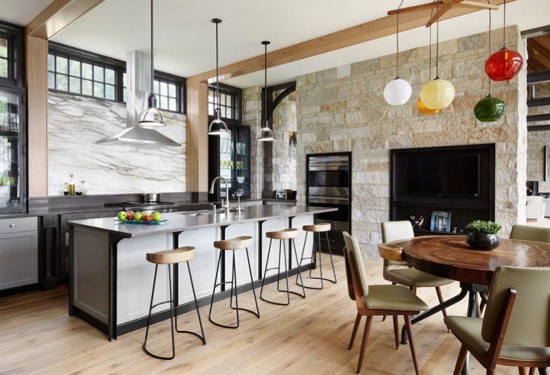 Intérieur d'une spacieuse cuisine-salle à manger dans une maison de campagne