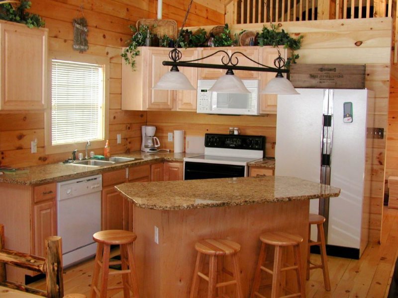 Petit îlot de cuisine dans une maison en bois