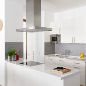 cucina con condotto di ventilazione in stile scandinavo