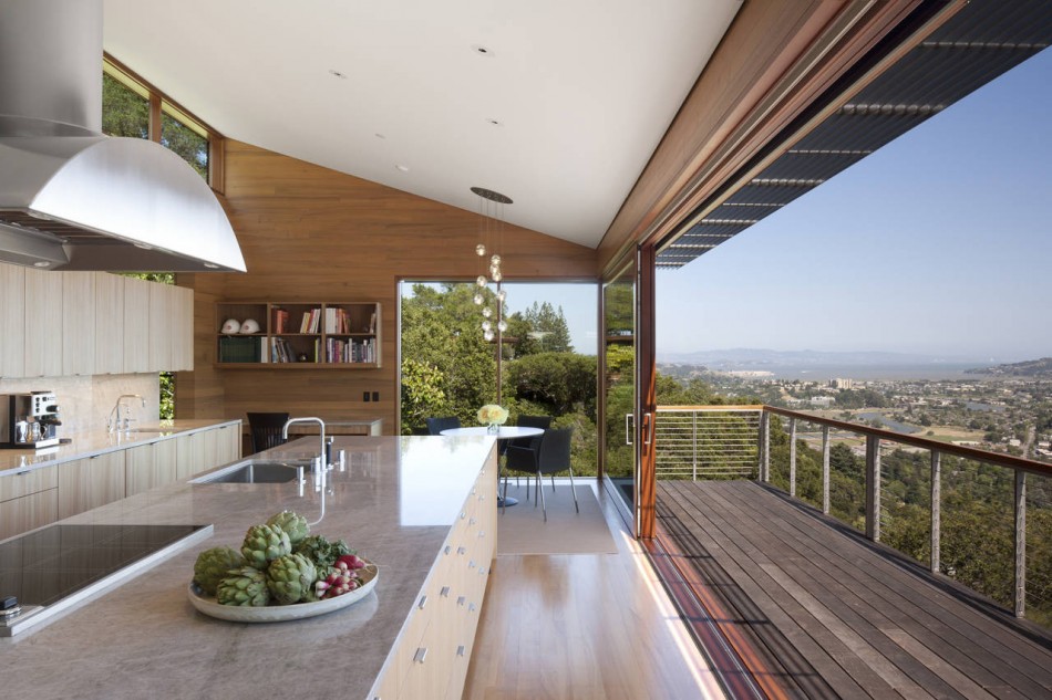 cucina combinata con un balcone interno foto