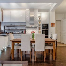 studio de cuisine dans la table à manger de l'appartement