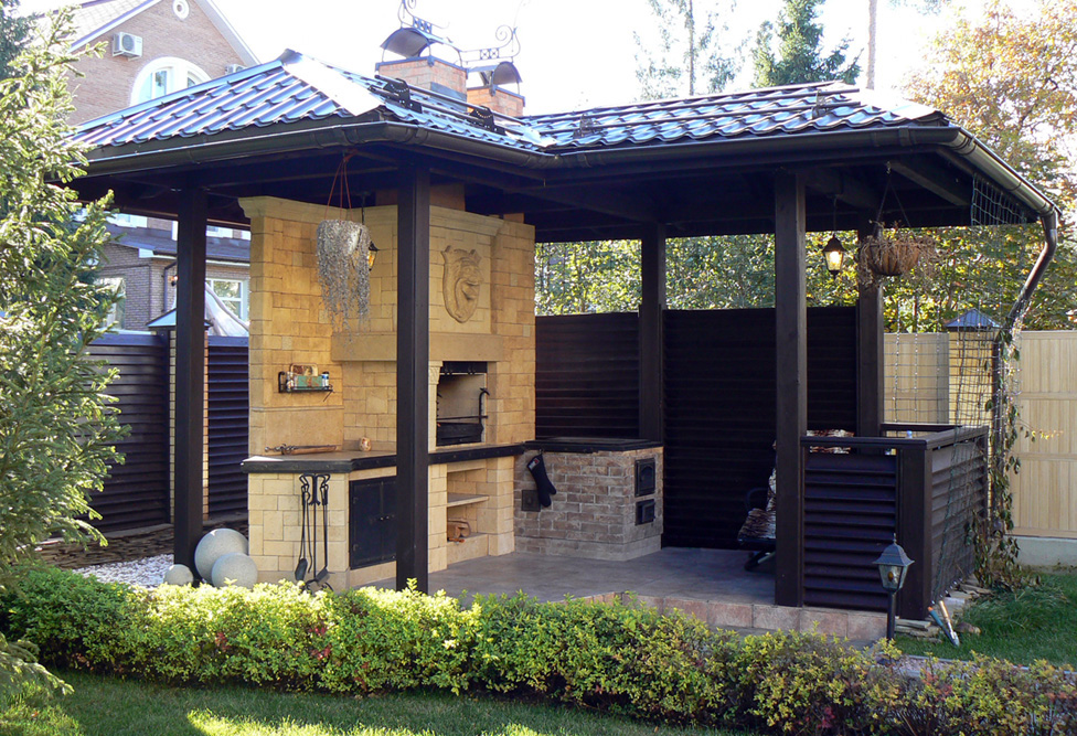 Cuisine d'été ouverte avec cuisinière et barbecue