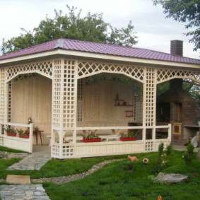 Gazebo en bois avec cheminée en brique