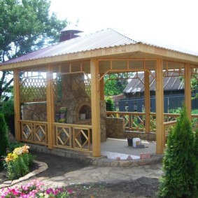 Poêle en pierre dans le gazebo sur des poteaux en bois