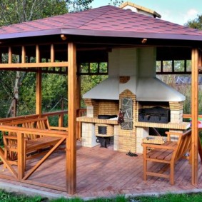 Complexe de poêles avec barbecue dans un kiosque en bois