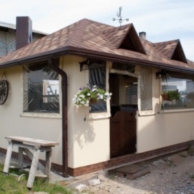 Maison d'été avec murs en plâtre