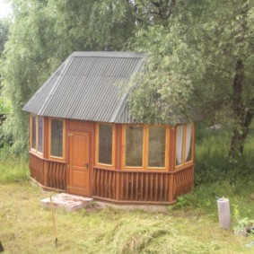 Maison de campagne au fond du jardin