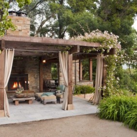 Gazebo spacieux avec cheminée en brique