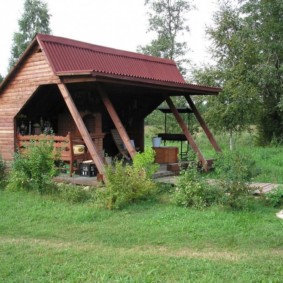 Terrasse colorée sur le toit du gazebo