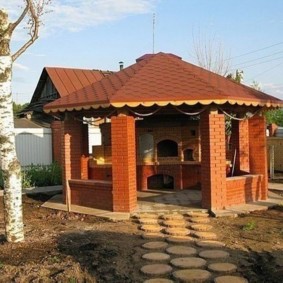 Allée de jardin faite de coupes de bois