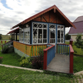 La façade d'une maison d'été avec des sculptures dans le style russe