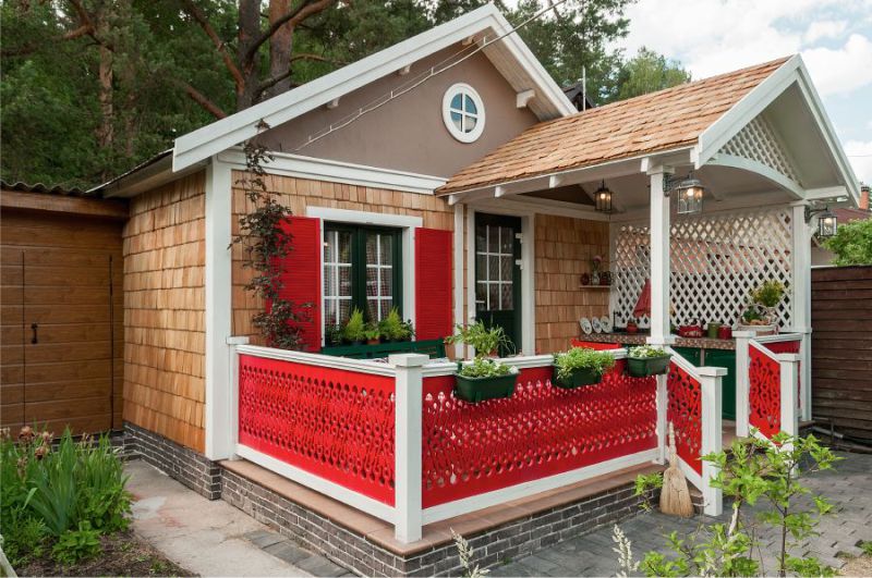 Cuisine d'été économique sur la terrasse extérieure