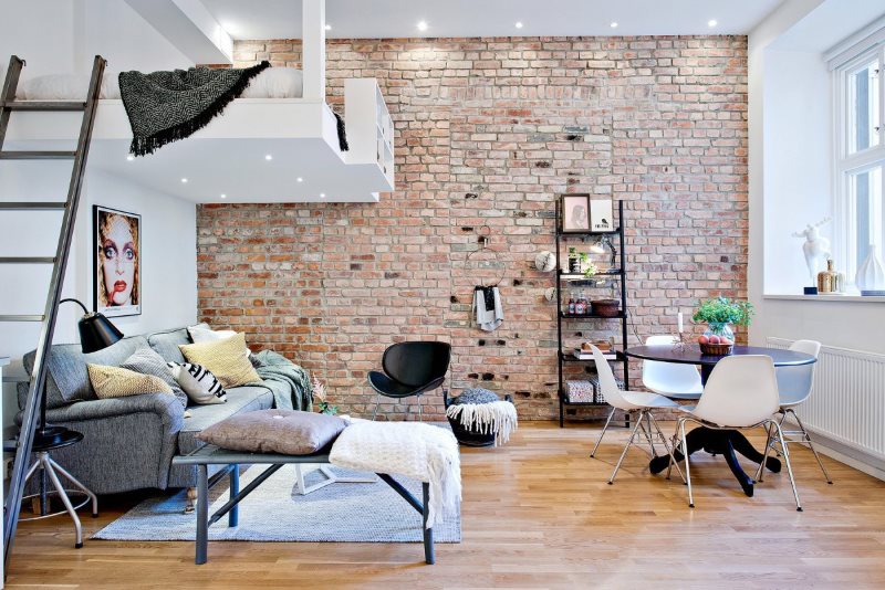 L'intérieur d'un studio de 20 m² en style loft avec mezzanine