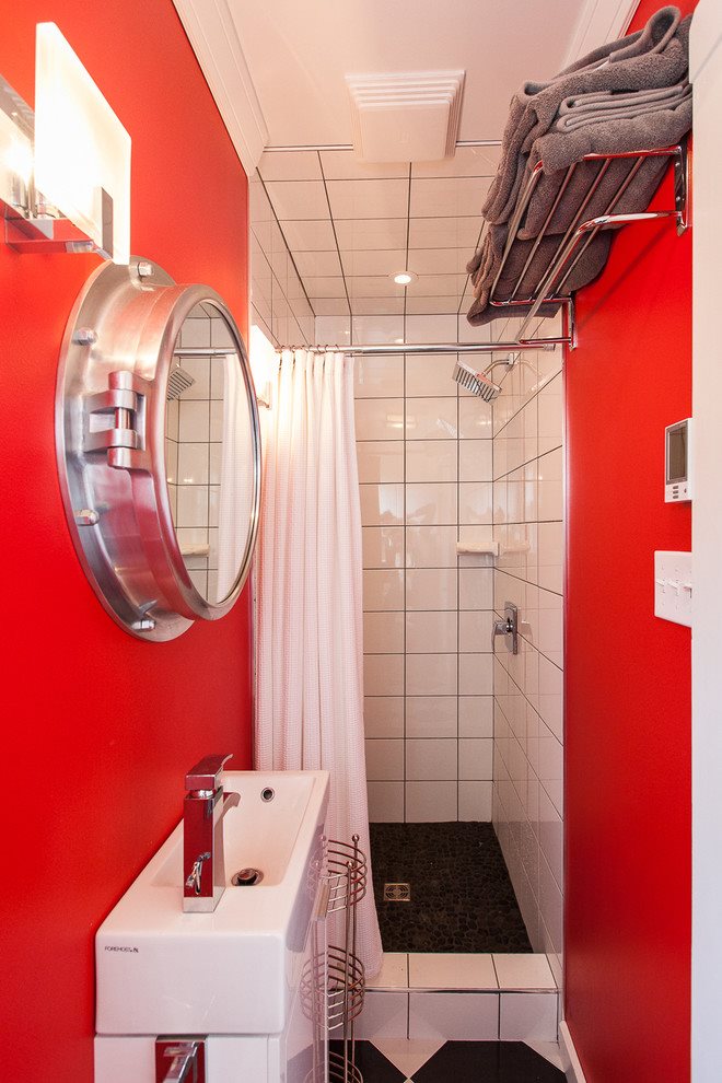 Couleur rouge à l'intérieur d'une petite salle de bain sans toilettes